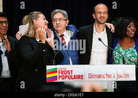 (Von links nach rechts) Mathilde Panot, Manuel Bompard, Jean-Luc Melenchon und Daniele Obono auf der Bühne im Hauptquartier von La France Insoumise nach dem Ergebnis der zweiten Runde der Parlamentswahlen. Wahlnacht für die linke Koalition Nouveau Front Populaire im Hauptquartier von La France Insoumise in der Rotonde de de Stalingrad in Paris mit einer Rede von Jean-Luc Mélenchon nach dem Ergebnis der zweiten Runde der französischen Parlamentswahlen. Die Koalition Nouveau Front Populaire gewann ohne absolute Mehrheit und sollte zwischen 187 und 198 Abgeordnete wählen Stockfoto