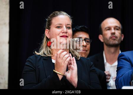 Mathilde Panot, wiedergewählter Abgeordneter für die Koalition Nouveau Front Populaire, wurde im Hauptquartier von La France Insoumise gesehen. Wahlnacht für die linke Koalition Nouveau Front Populaire im Hauptquartier von La France Insoumise in der Rotonde de de Stalingrad in Paris mit einer Rede von Jean-Luc Mélenchon nach dem Ergebnis der zweiten Runde der französischen Parlamentswahlen. Die Koalition Nouveau Front Populaire gewann ohne absolute Mehrheit und sollte zwischen 187 und 198 Abgeordnete in die Nationalversammlung wählen. Stockfoto