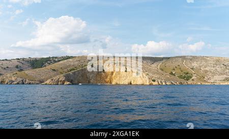 Beliebter Golden Beach, auch bekannt als Zlatna Pla?a, Pla?a BI?kupi?i, Velo?elo in der Nähe von Krk in Kroatien Stockfoto