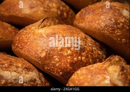 Frisch gebackene heiße Laibe knusprig hausgemachtes Brot aus nächster Nähe. Gesunde Lebensmittel und richtige Ernährung Stockfoto