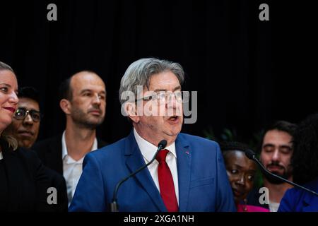 Jean-Luc Melenchon, Vorsitzender der Gruppe La France Insoumise, spricht nach den Ergebnissen der zweiten Wahlrunde im Hauptquartier von La France Insoumise. Wahlnacht für die linke Koalition Nouveau Front Populaire im Hauptquartier von La France Insoumise in der Rotonde de de Stalingrad in Paris mit einer Rede von Jean-Luc Mélenchon nach dem Ergebnis der zweiten Runde der französischen Parlamentswahlen. Die Koalition Nouveau Front Populaire gewann ohne absolute Mehrheit und sollte zwischen 187 und 198 Abgeordnete in die Nationalversammlung wählen. (Foto von Telmo Stockfoto