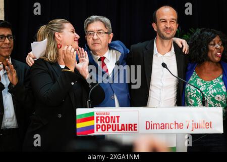 (Von links nach rechts) Mathilde Panot, Manuel Bompard, Jean-Luc Melenchon und Daniele Obono auf der Bühne im Hauptquartier von La France Insoumise nach dem Ergebnis der zweiten Runde der Parlamentswahlen. Wahlnacht für die linke Koalition Nouveau Front Populaire im Hauptquartier von La France Insoumise in der Rotonde de de Stalingrad in Paris mit einer Rede von Jean-Luc Mélenchon nach dem Ergebnis der zweiten Runde der französischen Parlamentswahlen. Die Koalition Nouveau Front Populaire gewann ohne absolute Mehrheit und sollte zwischen 187 und 198 Abgeordnete wählen Stockfoto