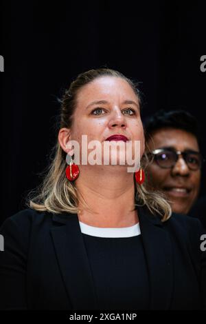 Mathilde Panot, wiedergewählter Abgeordneter für die Koalition Nouveau Front Populaire, wurde im Hauptquartier von La France Insoumise gesehen. Wahlnacht für die linke Koalition Nouveau Front Populaire im Hauptquartier von La France Insoumise in der Rotonde de de Stalingrad in Paris mit einer Rede von Jean-Luc Mélenchon nach dem Ergebnis der zweiten Runde der französischen Parlamentswahlen. Die Koalition Nouveau Front Populaire gewann ohne absolute Mehrheit und sollte zwischen 187 und 198 Abgeordnete in die Nationalversammlung wählen. (Foto: Telmo Pinto/SOPA Images/SIPA USA) Stockfoto