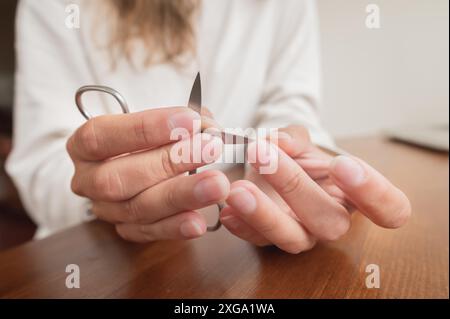 Nahaufnahme Cuticle Remover. Manikürenknipser zu Hause. Werkzeuge für die Maniküre Stockfoto