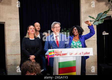 (Von links nach rechts) Mathilde Panot, Manuel Bompard, Jean-Luc Melenchon und Daniele Obono auf der Bühne im Hauptquartier von La France Insoumise nach dem Ergebnis der zweiten Runde der Parlamentswahlen. Wahlnacht für die linke Koalition Nouveau Front Populaire im Hauptquartier von La France Insoumise in der Rotonde de de Stalingrad in Paris mit einer Rede von Jean-Luc Mélenchon nach dem Ergebnis der zweiten Runde der französischen Parlamentswahlen. Die Koalition Nouveau Front Populaire gewann ohne absolute Mehrheit und sollte zwischen 187 und 198 Abgeordnete wählen Stockfoto