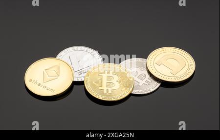 Kryptowährungsmünzen auf dunklem Hintergrund. Blockchain-Geld Stockfoto