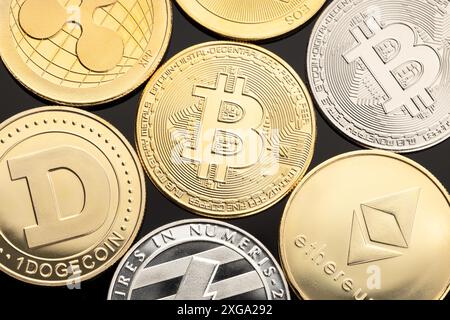 Gruppe von Kryptowährungsmünzen auf schwarzem Hintergrund. Bitcoin, dogecoin, ethereum, xrp, eos, litecoin Blockchain-Geld. Draufsicht Stockfoto