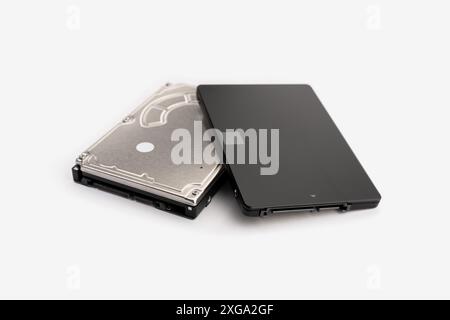 Moderne SSD und alte HDD Festplatte isoliert auf weißem Hintergrund. Datenspeicherung der Computerhardware Stockfoto