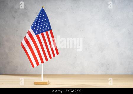 USA american Tischflagge auf weißer strukturierter Wand. Platz für Text, Entwürfe oder Zeichnungen kopieren Stockfoto