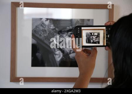 Nicht exklusiv: Eine Frau, die ein Foto während einer Medientour für die Ausstellung „Kahlo Without Borders“ im Diego Rivera und Frida Kahlo Studio Museum macht. Stockfoto