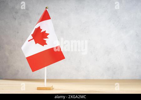 Kanada Tischflagge auf weißer strukturierter Wand. Platz für Text, Entwürfe oder Zeichnungen kopieren Stockfoto