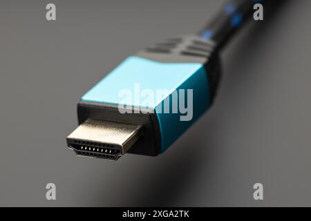 Nahaufnahme eines professionellen HDMI-Steckers auf schwarzem Hintergrund Stockfoto