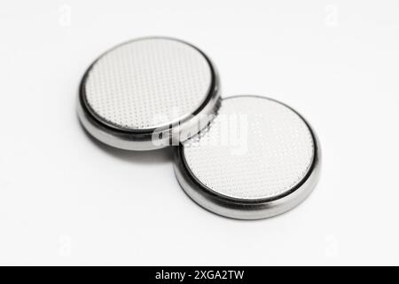 Knopfzellenbatterie oder Knopfzellenbatterie isoliert auf weißem Hintergrund Stockfoto