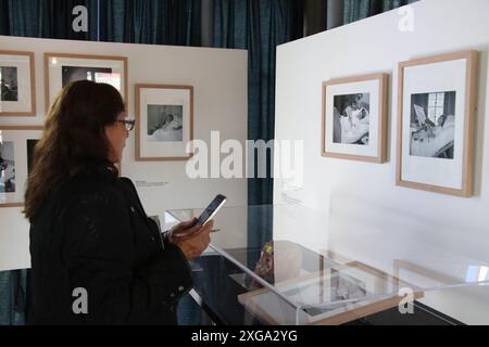 Nicht exklusiv: Eine Frau, die ein Foto während einer Medientour für die Ausstellung „Kahlo Without Borders“ im Diego Rivera und Frida Kahlo Studio Museum macht. Stockfoto