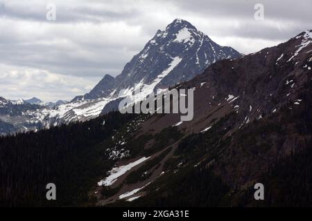 Die Gipfel und Grate der Hozameen Range in den North Cascade Mountains nahe der kanadischen Grenze im US-Bundesstaat Washington. Stockfoto