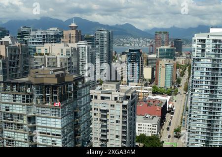 Hochhäuser und Ferienwohnungen in Yaletown, Downtown Vancouver, mit Blick auf Burrard Inlet und North Vancouver, British Columbia, Kanada. Stockfoto