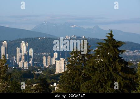 Ein Blick auf die Stadt Burnaby, die Simon Fraser University und die Golden Ears Gruppe von Bergen im Hintergrund, Vancouver, British Columbia, Kanada. Stockfoto