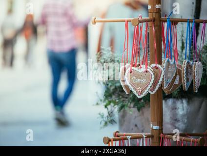 Lebkuchenherz mit Danke in einer Fußgängerzone, Österreich Stockfoto