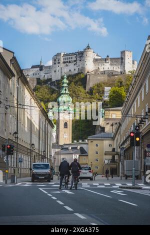 Idyllische Landschaft mit Panoramablick auf die Stadt Salzburg im Sommer Stockfoto