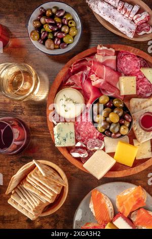 Italienische Antipasti oder spanische Tapas mit Wein. Gourmet-Wurstwaren und Käsebrett, von oben auf einem rustikalen Hintergrund gedreht. Lachs-Sandwiches Stockfoto