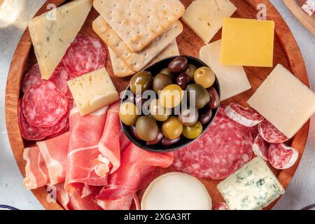 Aufschnitt und Käseplatte aus nächster Nähe. Italienische Antipasti-Platte mit Blauschimmelkäse, Schinken aus Parmaschinken, Salami, Schuss über Kopf. Aufschnitt vom Buffet Stockfoto