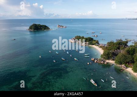 Belitung, Indonesien: Aus der Vogelperspektive auf den Strand und die Insel Kelayang mit dramatischen Felsen in Belitung im Java-Meer in Indonesien. Stockfoto
