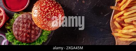 Panorama von Burger und Pommes Frites, Fastfood Panorama Banner mit einem Platz für Text. Hamburger Zutaten und frittierte Kartoffeln, oben flach aufgeschossen Stockfoto