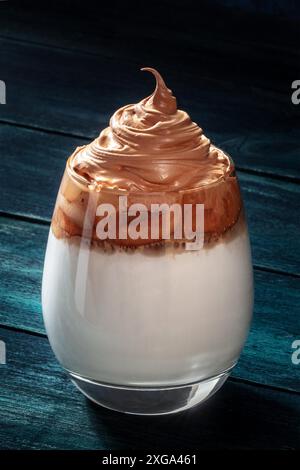 Dalgona kalter Kaffee. Koreanisches Getränk mit Instant-Kaffee und Creme, auf dunklem Hintergrund Stockfoto