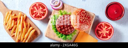 Burger Zutaten Panorama, oben flach Lay Shot. Hamburger und Pommes mit Ketchup, von oben geschossen Stockfoto