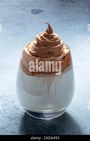 Dalgona kalter Kaffee. Trendiges koreanisches Getränk mit Instantkaffee und Creme, Sommergetränk Stockfoto