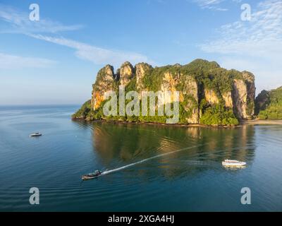 Railay, Thailand: Dramatischer Blick aus der Luft auf ein traditionelles Langboot, das den Pier am berühmten Railay Beach in Krabi an der Andamanensee im Süden verlässt Stockfoto