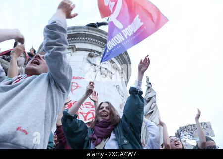 Die Demonstranten mit der Flagge der Volksunion schreien mit Freude, den Sieg der neuen Volksfront zu feiern. Die Teilnehmer trafen sich während einer Wahlkampfveranstaltung nach dem ersten Ergebnis der zweiten Wahlrunde der französischen Parlamentswahlen am Place de la Republique in Paris am 7. Juli 2024. Eine lose Allianz französischer linker Parteien, die sich für Schnellwahlen zusammengeschlossen hatten, war auf dem Weg, der größte Parlamentsblock zu werden und die extreme Rechte zu besiegen, wie schockierte Ergebnisse zeigen. Foto: Christophe Michel/ABACAPRESS. COM Republic Platz für den Sieg der neuen Volksfront in t Stockfoto