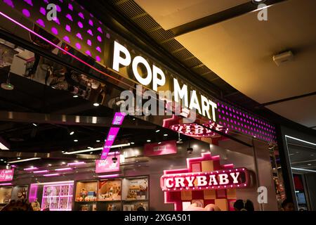Bangkok, Thailand - 12. Mai 2024 : Pop Mart ist ein Kunstspielzeuggeschäft, das Designerspielzeug im Blindboxformat verkauft. Stockfoto