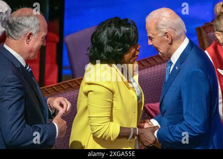 Philadelphia, USA. Juli 2024. US-Präsident Joe Biden umarmt Philadelphias Bürgermeister Cherelle Parker (Demokrat von Philadelphia, Pennsylvania, Mitte, in der Mount Airy Church of God in Christ in Philadelphia, Pennsylvania am Sonntag, den 7. Juli 2024. Von links sieht man US-Senator Bob Casey Jr. (Demokrat von Pennsylvania). Credit: David Muse/CNP/MediaPunch Credit: MediaPunch Inc/Alamy Live News Stockfoto