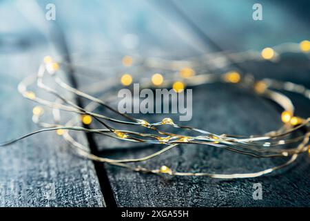 Fairy Lights LED Girlande Spule, mit Bokeh, selektiven Fokus, auf einem dunkelblauen rustikalen Hintergrund. Weihnachtsstimmung Konzept Stockfoto