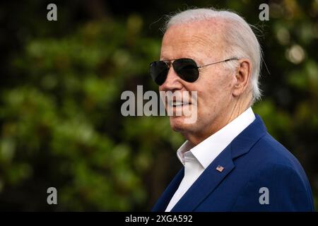 Washington DC, USA. Juli 2024. US-Präsident Joe Biden blickt auf Reporter, die Fragen schreien, während er in Richtung des Weißen Hauses geht, nachdem er am 7. Juli 2024 in Washington, DC, in Marine One gelandet ist. Der Präsident und die First Lady kehren nach Wahlkampfveranstaltungen in Philadelphia und Harrisburg, Pennsylvania, ins Weiße Haus zurück. Credit: Samuel Corum/Pool über CNP /MediaPunch Credit: MediaPunch Inc/Alamy Live News Stockfoto