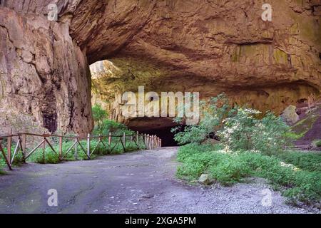 Panoramablick im Inneren der Höhle in der Nähe von Devetaki Devetashka Dorf und Osam Fluss in Bulgarien Stockfoto