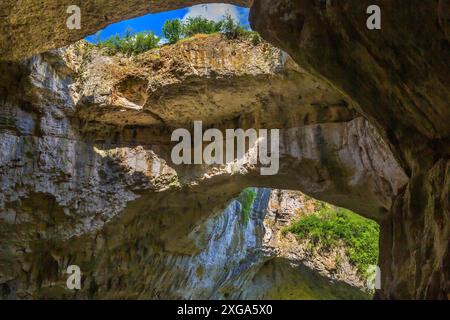 Panoramablick im Inneren der Höhle in der Nähe von Devetaki Devetashka Dorf und Osam Fluss in Bulgarien Stockfoto