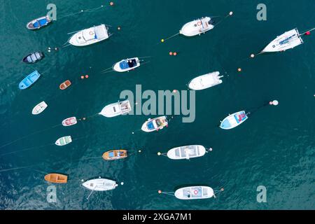 Luftaufnahme von oben nach unten von Yachten und Booten, die an einem Yachthafen festgemacht sind. Hochwertige Fotos Stockfoto