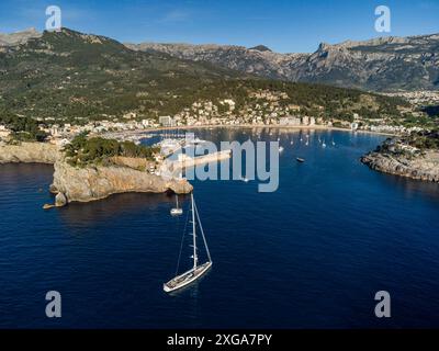 Schiff fährt in Soller Hafen, Mallorca, Balearen, Spanien Stockfoto