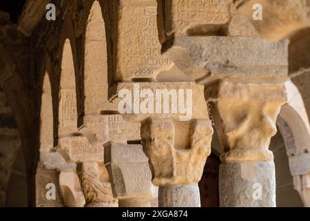 Kreuzgang der ehemaligen Kathedrale von San Vicente, Roda de Isabena, Nachrufe, Isabena Valley, Huesca, Spanien Stockfoto