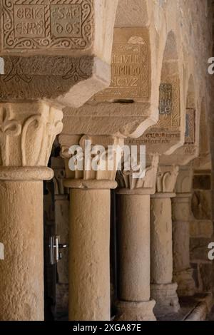 Kreuzgang der ehemaligen Kathedrale von San Vicente, Roda de Isabena, Nachrufe, Isabena Valley, Huesca, Spanien Stockfoto