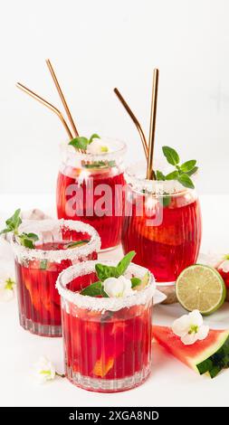 Kalter Wassermelonen-Smoothie. Sommer-Wassermelonengetränk und Scheiben Wassermelone auf weißem Hintergrund. Draufsicht. Stockfoto