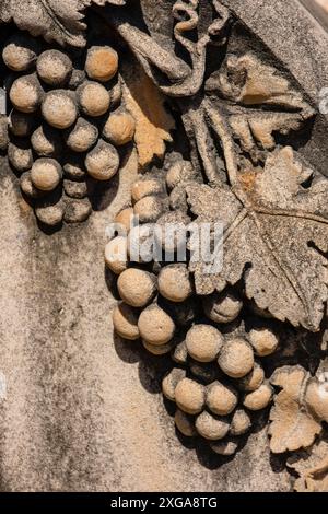 Begräbnisädikel mit Engel und Kreuz, Skulptur von M.. Sacanell Pou, (Jaime Burguera Garau), Campos Friedhof, Mallorca, Balearen, Spanien Stockfoto