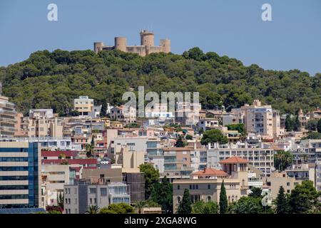 Paseo Maritimo und Schloss Bellver, Hafen von Palma, Mallorca, Balearen, Spanien Stockfoto