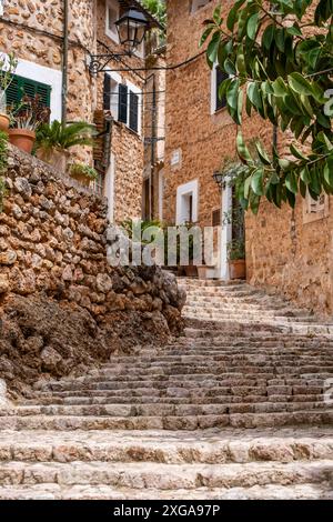 Typische Straße, Fornalutx, Sollertal, Mallorca, Balearen, Spanien Stockfoto