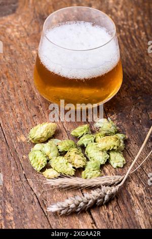 Indisches blasses Ale mit Hopfen auf Holz Stockfoto