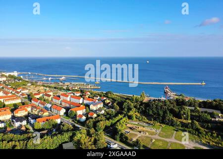 Luftaufnahme von Sassnitz bei schönem Wetter Stockfoto