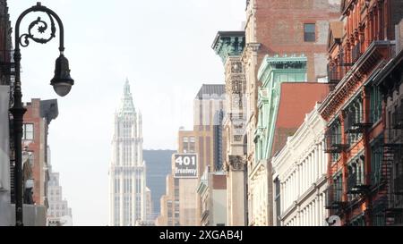 New York City Manhattan Soho Modeviertel, Broadway Street. Urbane amerikanische Architektur. Einkaufsmöglichkeiten in NYC, USA. Geschäfts- und Wohnimmobilien. Woolworth Gebäude. Laterne Stockfoto