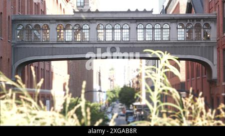 New York City Street, Chelsea Market Skybridge. Retro-Industriebauten, rotes Backsteingebäude. Amerikanische alte, historische Himmelsbrücke, Manhattan Wahrzeichen, USA. Meatpacking District, High Line. Stockfoto